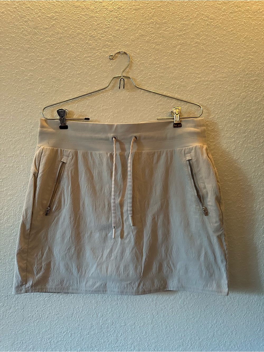 Athleta // Light Gray Drawstring Mini Skort with zipper pockets